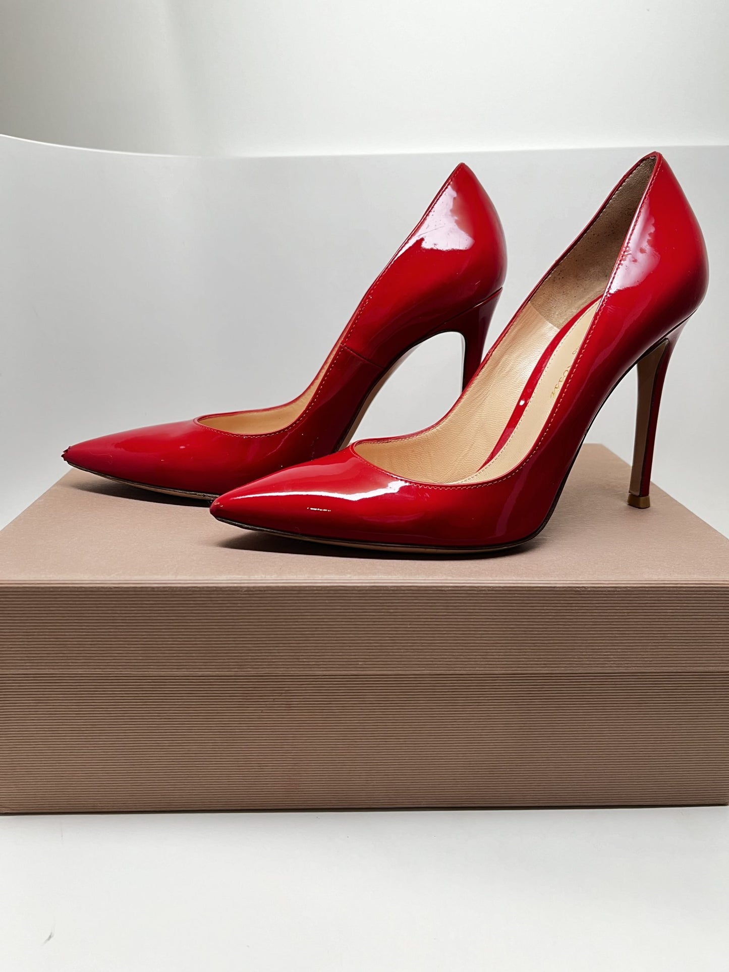 Gianvito Rossi 105 Patent Leather Pumps in Red