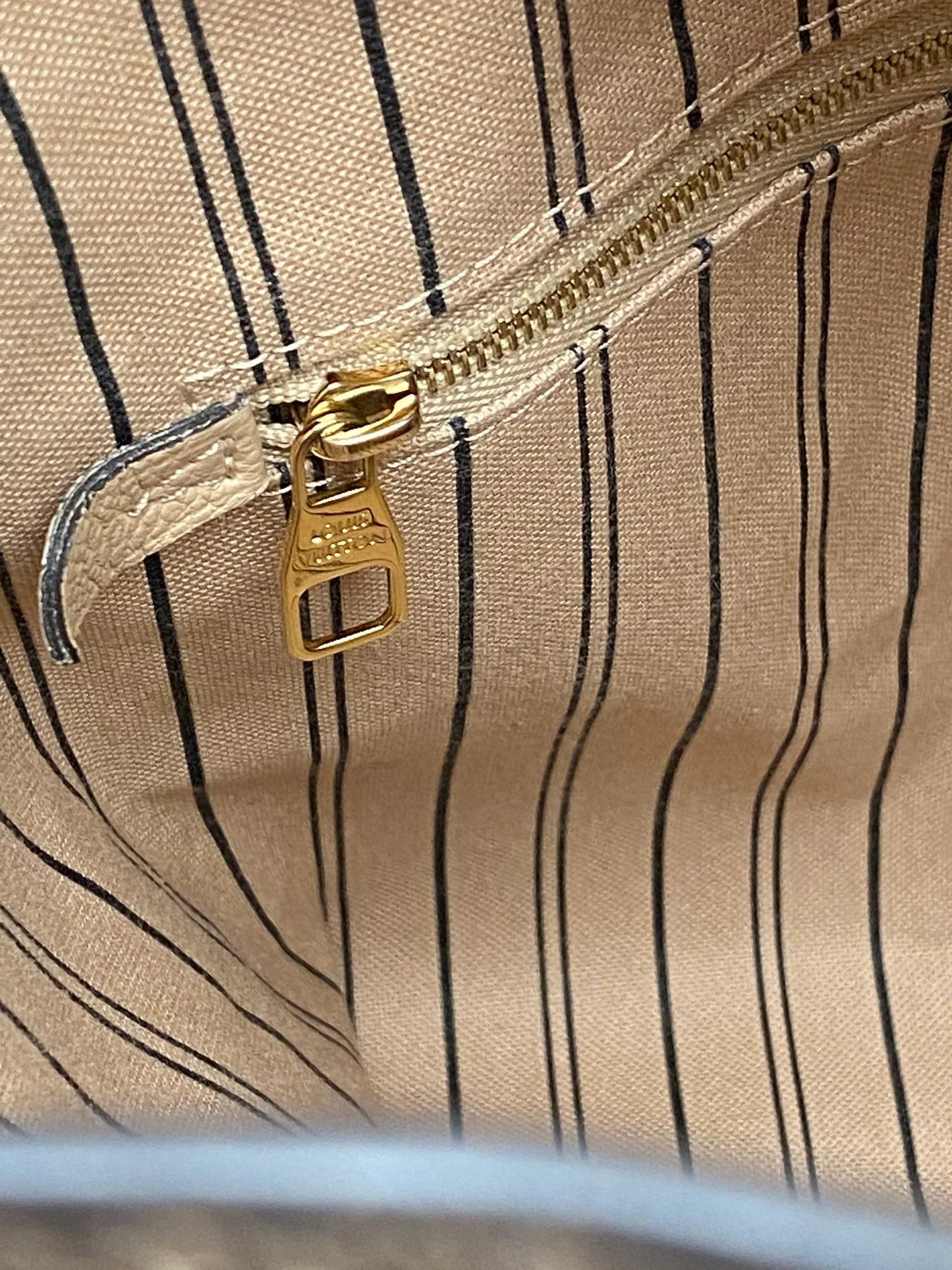 LOUIS VUITTON EMPREINTE BAGATELLE IN DUNE