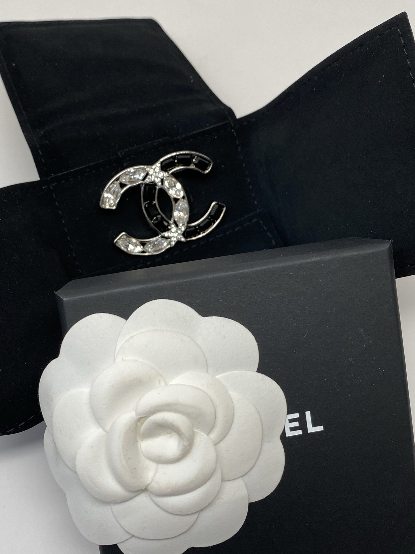 CHANEL MARQUISE CRYSTAL STAR CC BROOCH SILVER AND BLACK