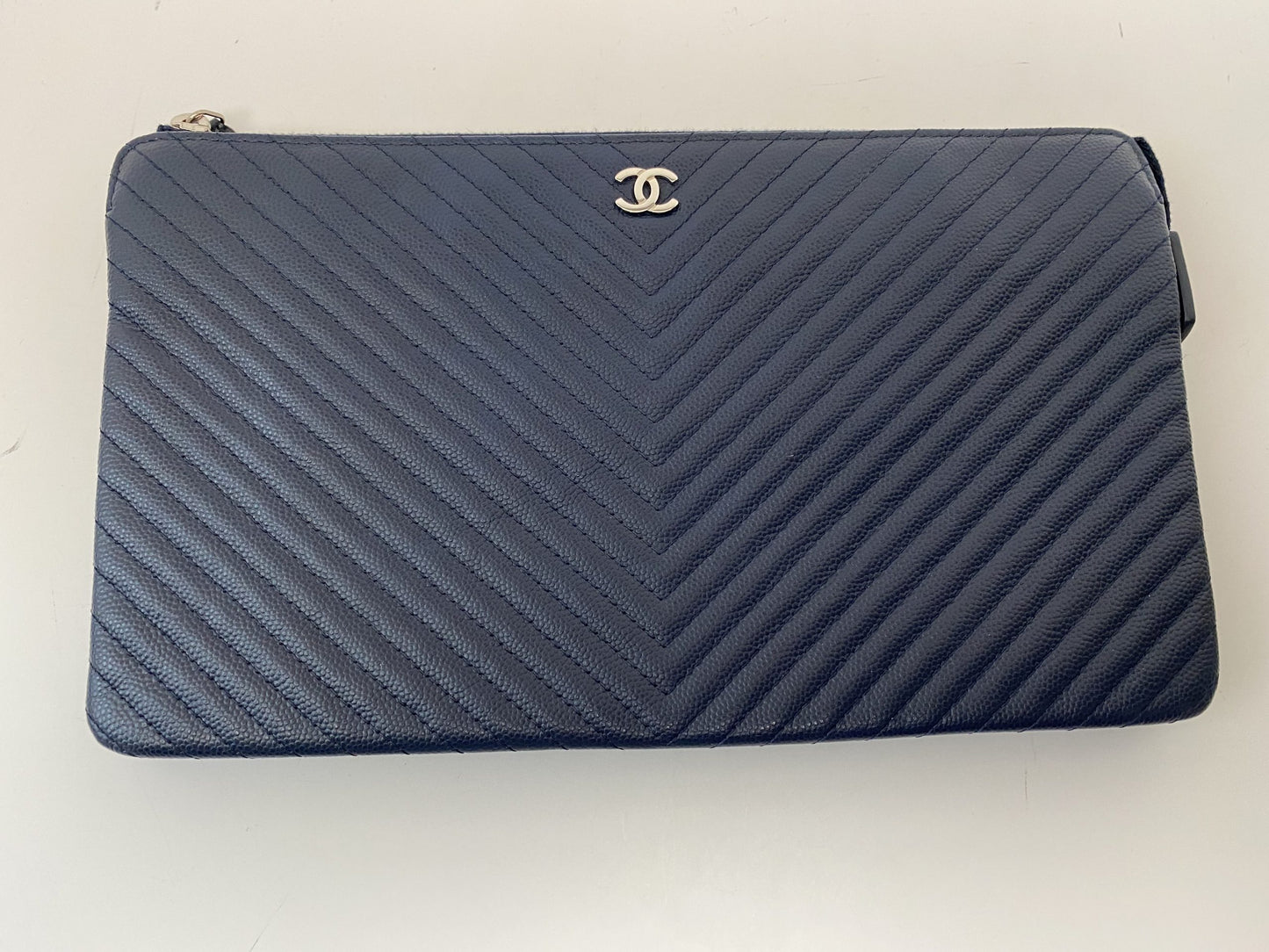 CHANEL NAVY BLUE CHEVRON O CASE IN CAVIAR LEATHER