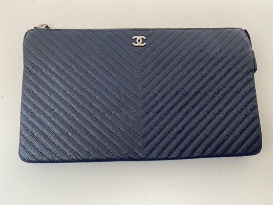 CHANEL NAVY BLUE CHEVRON O CASE IN CAVIAR LEATHER