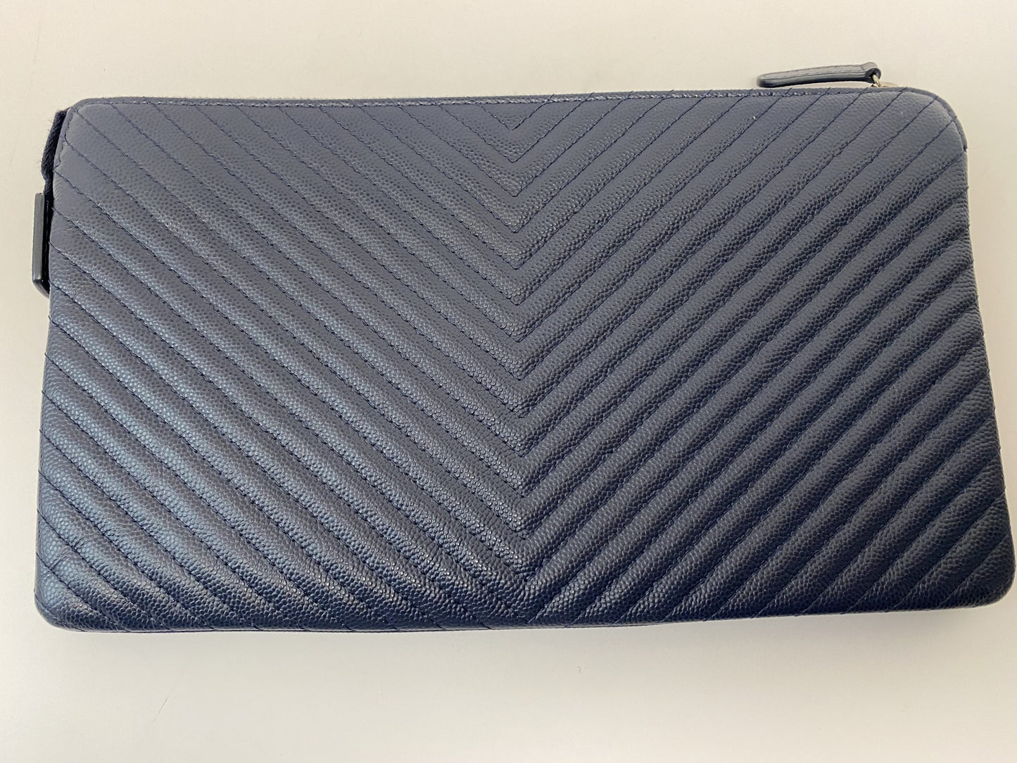 CHANEL NAVY BLUE CHEVRON O CASE IN CAVIAR LEATHER