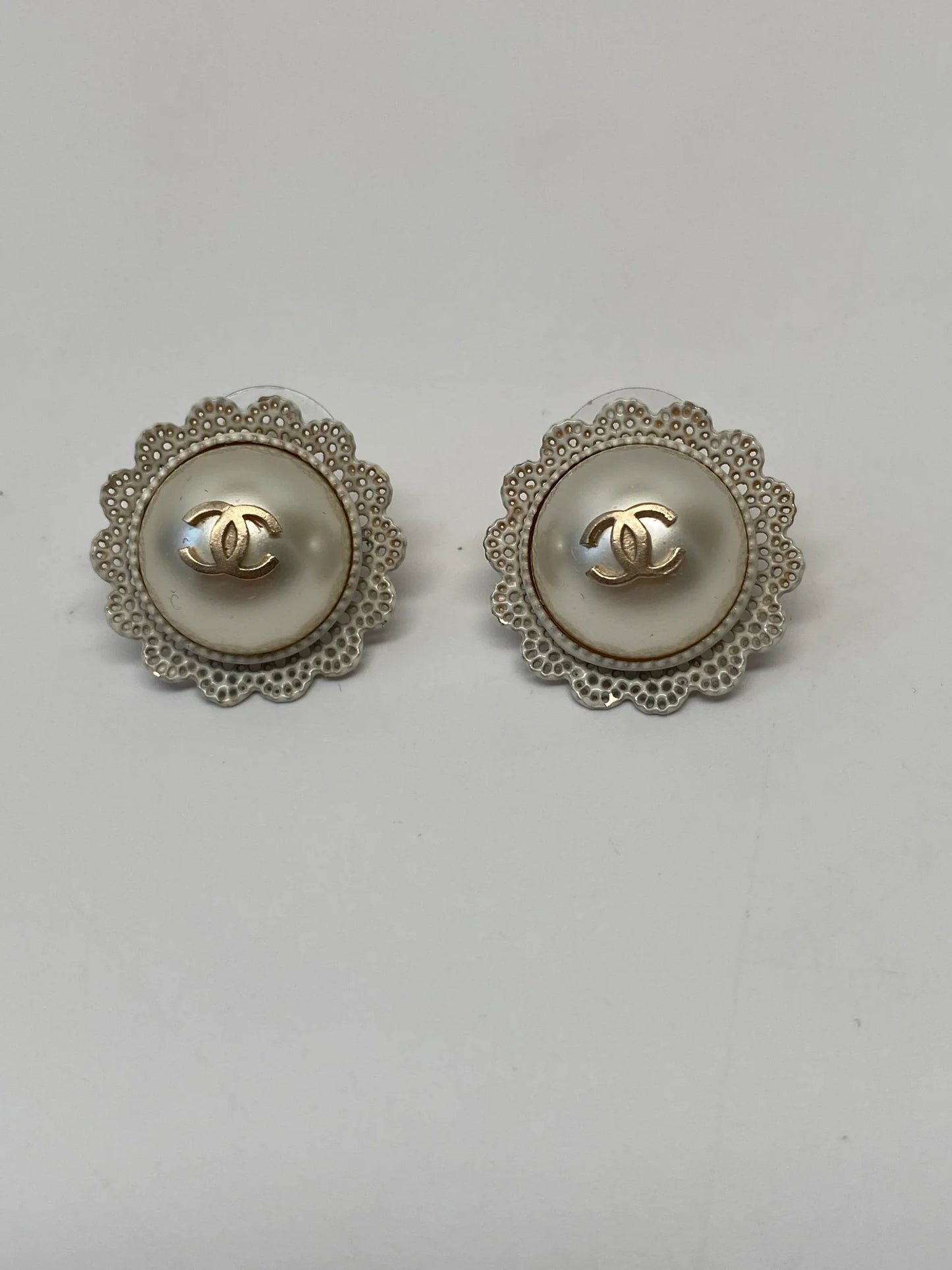 CHANEL CC PEARL LACE STUD EARRINGS