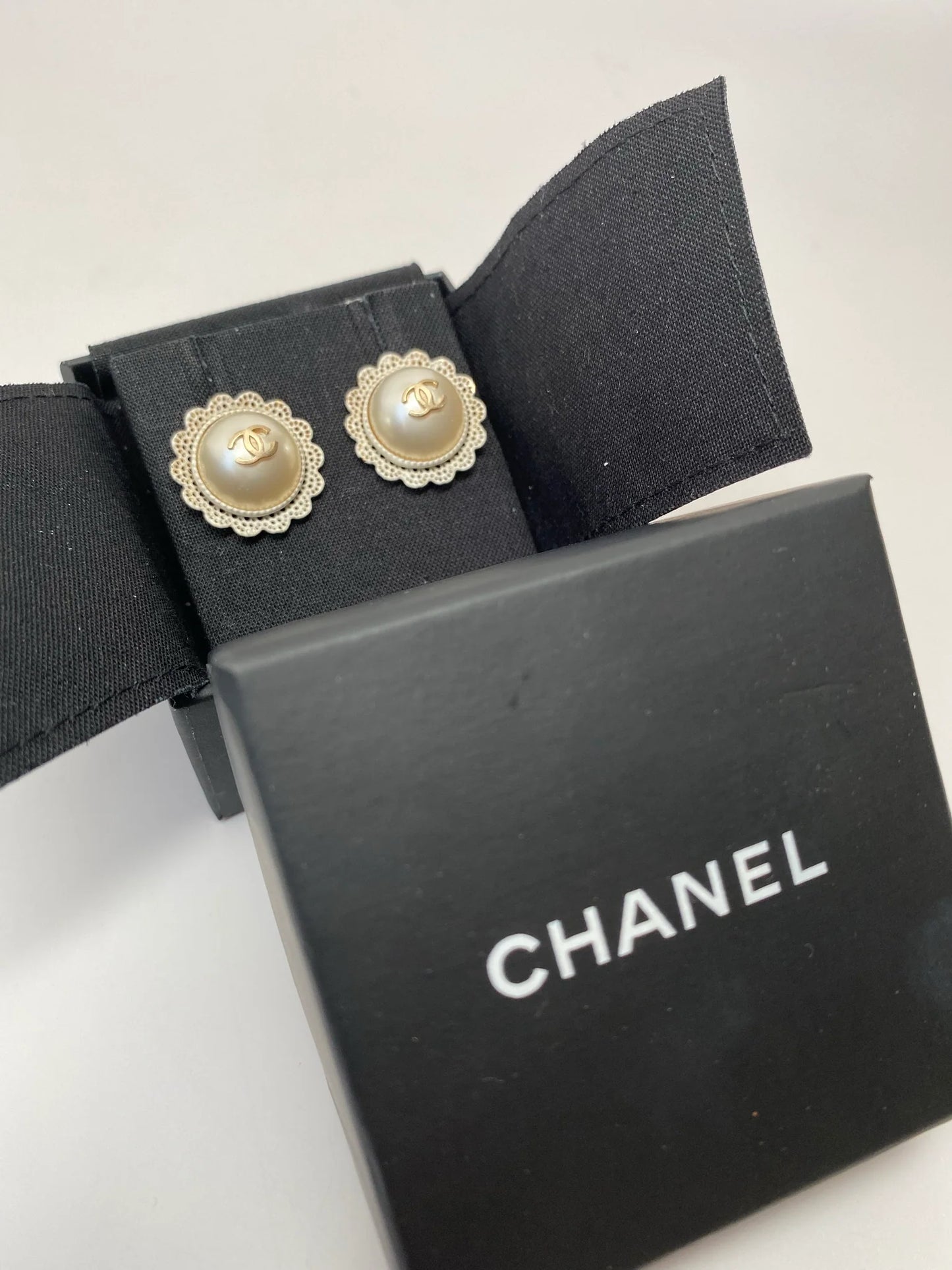 CHANEL CC PEARL LACE STUD EARRINGS