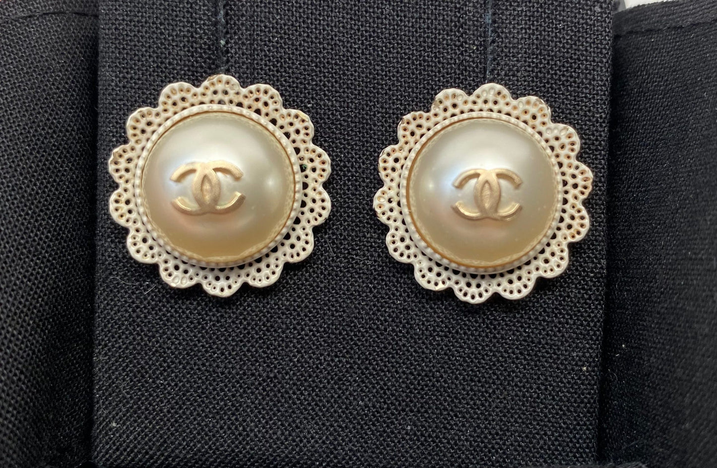 CHANEL CC PEARL LACE STUD EARRINGS